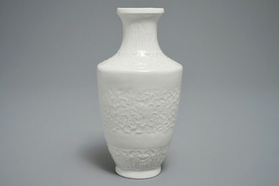 Un vase &agrave; d&eacute;cor en relief en porcelaine de Chine blanc monochrome, 19/20&egrave;me